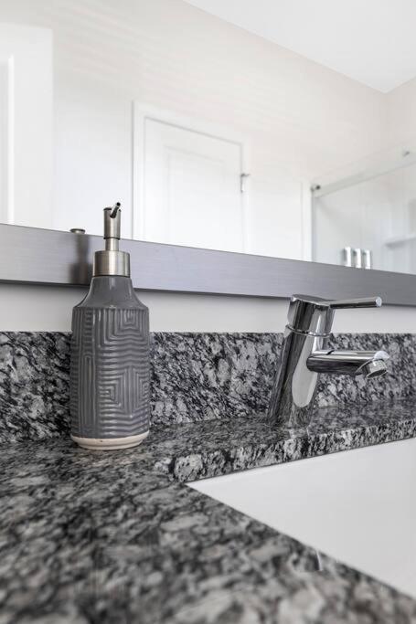 Stylish New Condo In Конкорд Екстер'єр фото